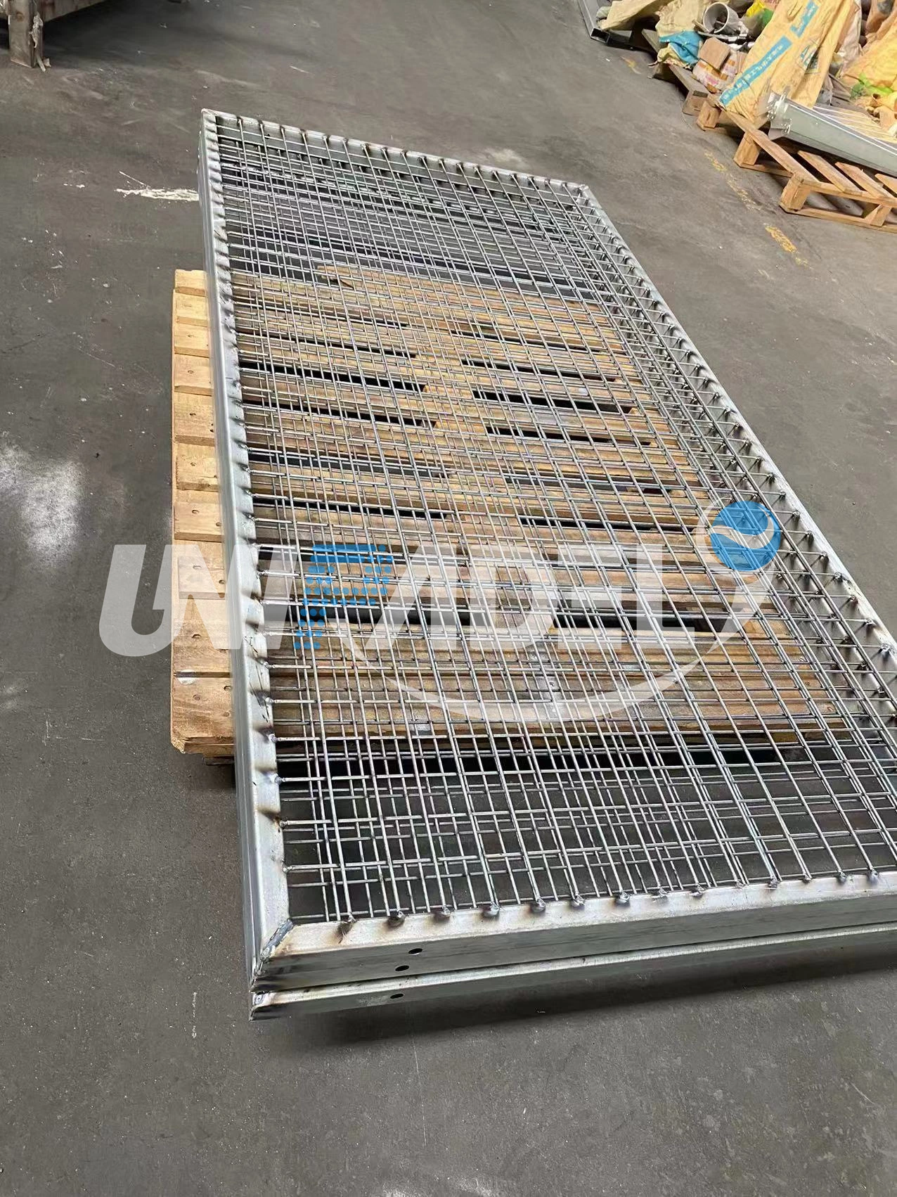 Panoramic padel courts production needs