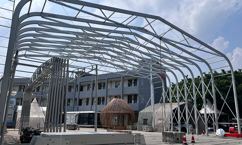 In which countries and regions are roofed padel courts suitable?