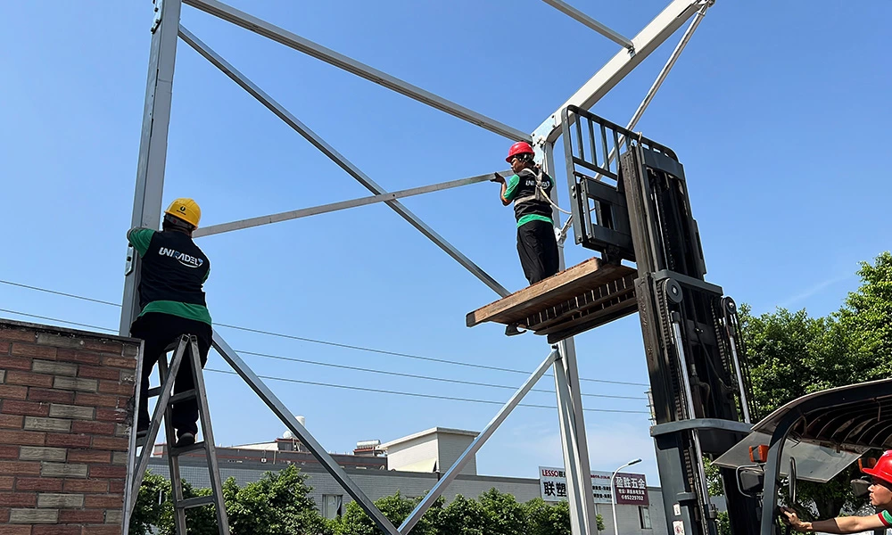 How high should a padel court roof be?