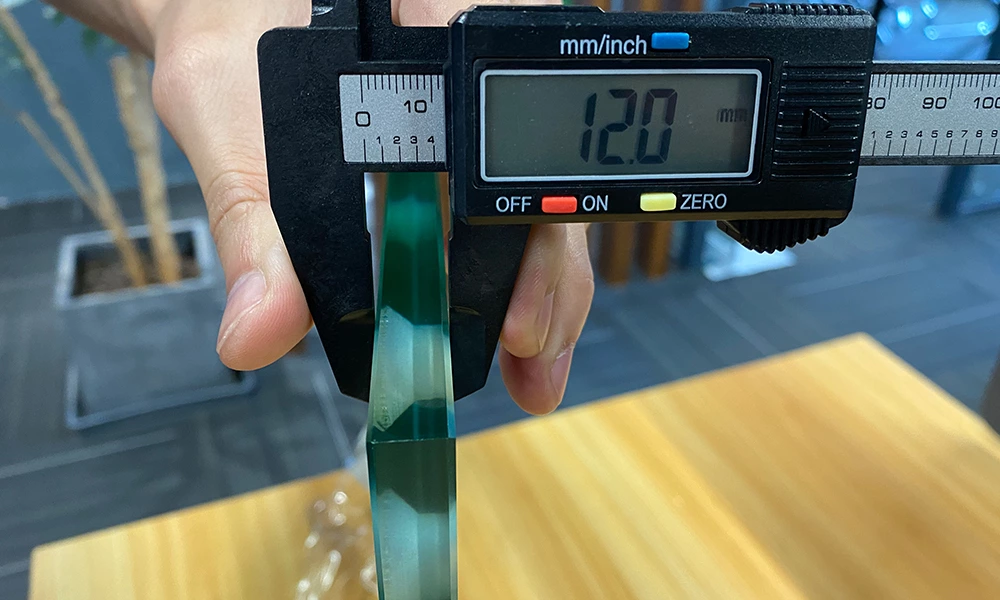 What kind of glass does padel court use? Why?