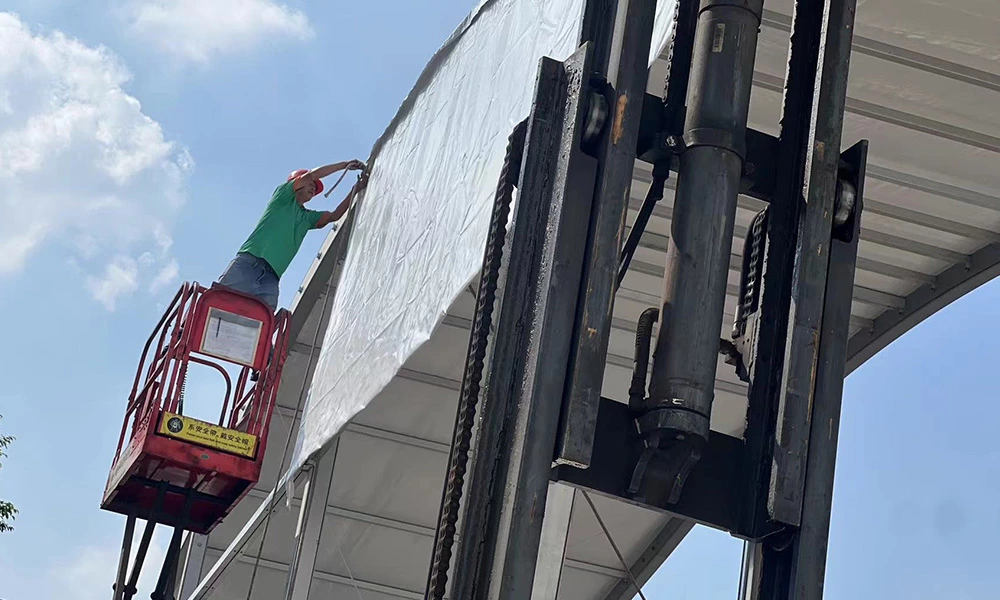 How high should a padel court roof be?