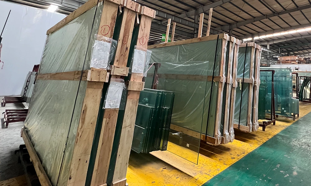 What kind of glass does padel court use? Why?