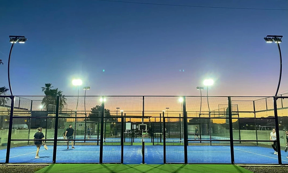 What is a padel tennis court? What are its types?
