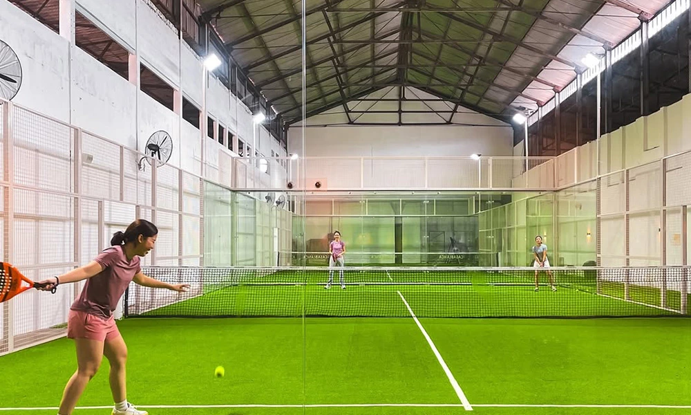 What is a padel tennis court? What are its types?
