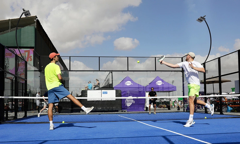 What is a padel tennis court? What are its types?