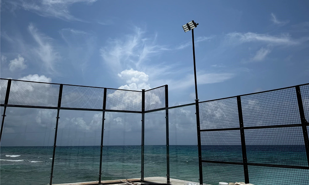 Why is epoxy zinc-rich primer used on seaside padel courts?