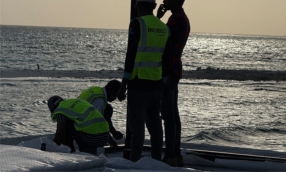 Why is epoxy zinc-rich primer used on seaside padel courts?